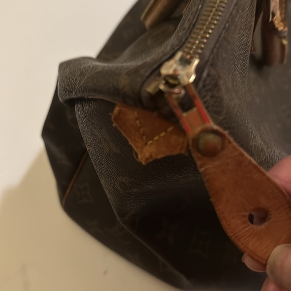 Assorted Louis Vuitton, Gucci, Loewe,MCM, YSL,Christian Dior handbags & wallets - Picture 13 of 16